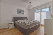 Schlafzimmer mit Zugang zum Balkon - 