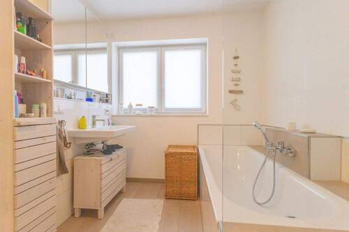 Tageslichtbad mit Badewanne und ebenerdiger Dusche - 