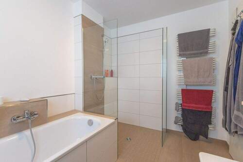 Tageslichtbad mit Badewanne und ebenerdiger Dusche - 