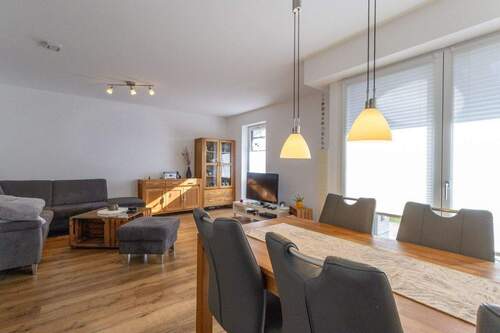 Wohn-Esszimmer mit Zugang zur Terasse - 