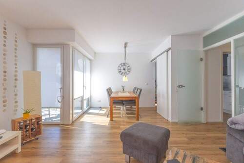 Wohn-Esszimmer mit Zugang zur Terasse - 