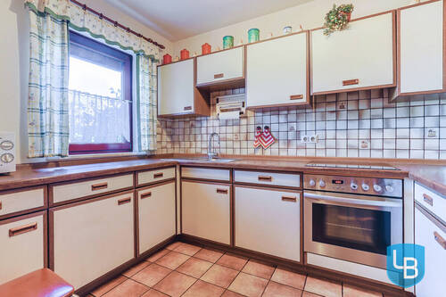 Küche mit Einbauten - 5 Zimmer Reihenmittelhaus in Preetz