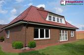 Ansicht I - Direkt am Fehnkanal! Ein super gepflegtes Einfamilienhaus im Bungalowstil mit einer sehr großen Doppelgarage