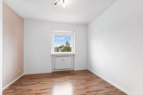 Schlafzimmer (aufgeräumt mit KI) - 