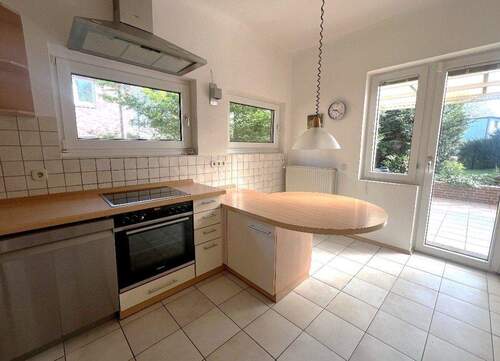 EBK mit Gartenzugang - 