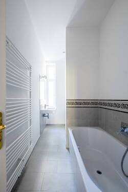 Tagesbelichtes Bad mit Wanne - 