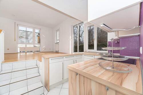 Küche und Wohnen - Sonnige 2-Zimmer-Wohnung mit großer Terrasse und Garten! Kurzfristig bezugsfrei!