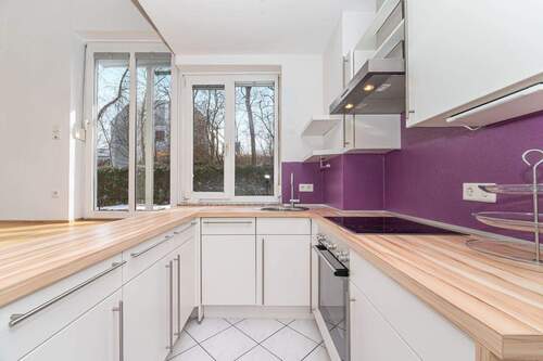 Küche mit Fenster und Einbauküche - 2 Zimmer Etagenwohnung in München