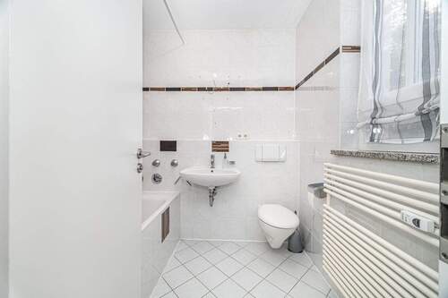 Bad mit Fenster und Badewanne - 