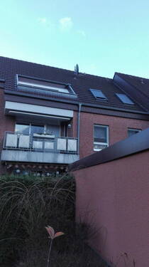 Haushinterseite - Verkauf ruhiger Dachgeschosswohnung mit Sonnen-Loggia