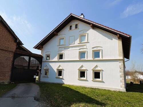 Wohnhaus mit Zufahrt zum Innenhof - 7 Zimmer Mehrfamilienhaus, Wohnhaus zum Kaufen in Triftern