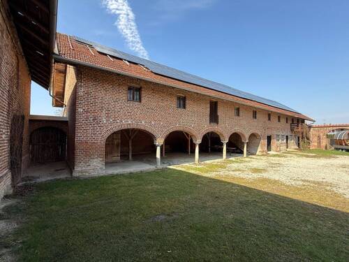 Westliches Gebäude - Mehrfamilienhaus, Wohnhaus mit 269,00 m&sup2; in Triftern zum Kaufen