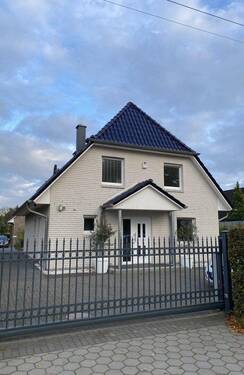 Haus 1 Front mit Blick Haus 2 - 9 Zimmer Einfamilienhaus in Hamburg