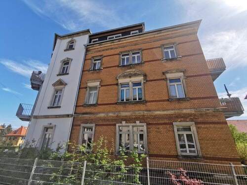 Hausansicht - Wohntraum mit 3 Zimmern und Balkon in Dresden-Naußlitz!