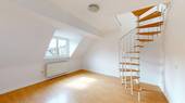 WOHNZIMMER - ALTSTADT-JUWEL NAHE DES BURGPLATZES: HELLE MAISONETTE ÜBER DEN DÄCHERN DÜSSELDORFS