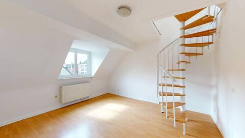 WOHNZIMMER - ALTSTADT-JUWEL NAHE DES BURGPLATZES: HELLE MAISONETTE ÜBER DEN DÄCHERN DÜSSELDORFS
