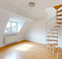 ALTSTADT-JUWEL NAHE DES BURGPLATZES: HELLE MAISONETTE ÜBER DEN DÄCHERN DÜSSELDORFS