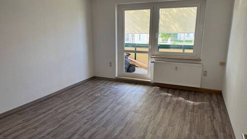 Wohnzimmer mit Balkon verglast u. Sonnenschutz - 3 Zimmer Etagenwohnung zum Kaufen in Schmölln