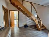 Flur mit Treppe zum Dachgeschoss - 