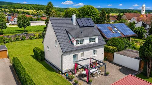 Südwesten - Gepflegtes und modernisiertes Einfamilienhaus mit großem Grundstück, drei Garagen und außergewöhnlich viel Nutzfläche