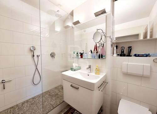 Modernes Bad (KI generiert) - Einfamilienhaus in Köln zum Kaufen