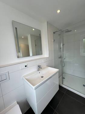 Bad m. großer Dusche - 4 Zimmer Etagenwohnung zum Kaufen in Regensburg