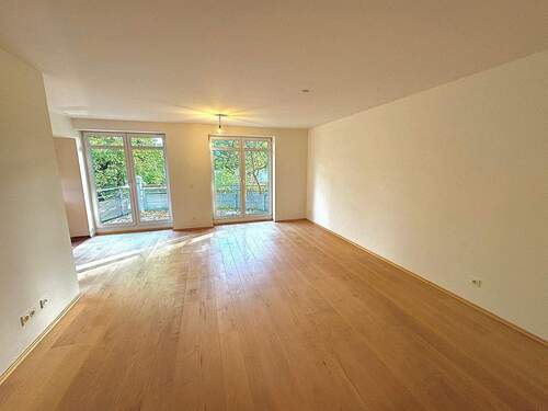 Wohnzimmer mit Balkon - 3 Zimmer Etagenwohnung in Hamburg