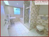 Wannenbad mit separater Dusche - 