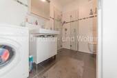 Bad mit Dusche und Waschmaschinenanfluss - 