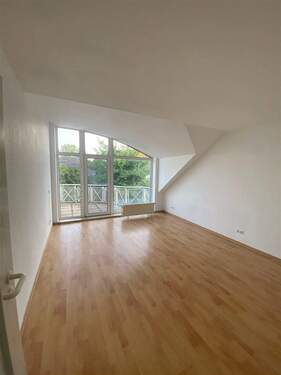 helles Wohnzimmer - Wurzen* helle 3 Zimmer-Wohnung * Laminat* Tageslichtbad*Balkon* derzeit in Renovierung