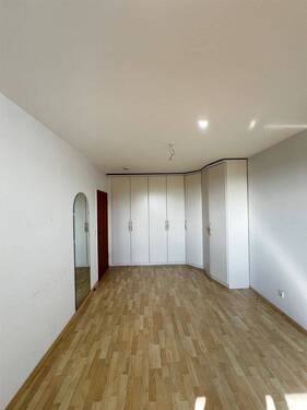 PHOTO-2025-09-05-10-57-04 (25) - Helle Obergeschosswohnung mit Dachterrasse, Loggia und traumhaftem Fernblick - Tiefgaragenstellplatz