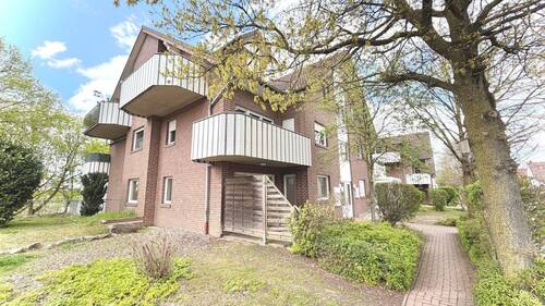 Mehrfamilienhaus Außenansicht - Erstbezug nach Renovierung - moderne 2-Zimmer-Wohnung mit Terrasse