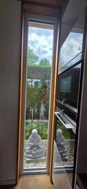 hohe Fenster mit Blick in den Garten - 