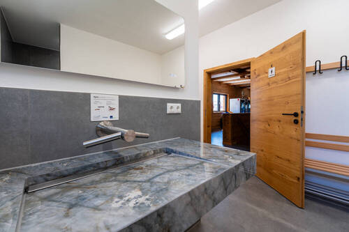 Waschbecken mit Dyson-Airblade - 