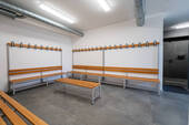 Umkleide mit 3 Duschen - 
