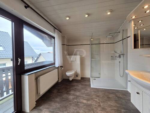 Tageslichtbad mit Zugang zum Balkon - 