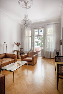 Wohnzimmer mit Zugang zur Loggia - 3 Zimmer Etagenwohnung zum Kaufen in Berlin