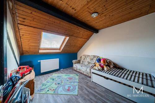 Schlafzimmer - 9 Zimmer Doppelhaushälfte zum Kaufen in Rothselberg