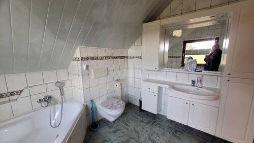 Bad mit Eckbadewanne im DG - 