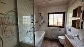 Bad im EG mit Dusche und Wanne - 