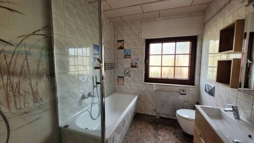 Bad im EG mit Dusche und Wanne - 