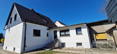 Hof und Hauseingang - 7 Zimmer Einfamilienhaus in Plessa