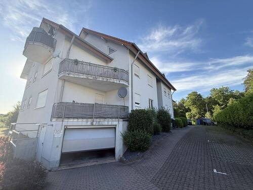 Ansicht Einfahrt Garage - Etagenwohnung mit 91,50 m&sup2; in Walldürn zum Kaufen