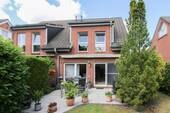 Terrasse und Hausrückseite - Charmante Doppelhaushälfte mit Keller, Garten und 2 Stellplätzen in Privatstraße von Franz. Buchholz