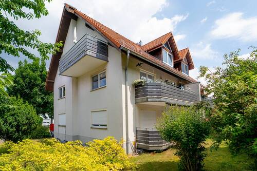 Rückansicht mit Balkonen - Vollvermietung! Gepflegtes MFH mit Balkonen, Stellplätzen und Garagen in Schönfeld-Weißig.