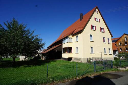 Außenansicht - Geräumiges Bauernhaus mit Scheune