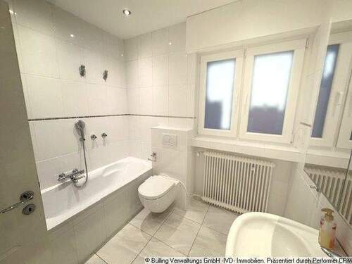 Badezimmer_Tageslicht_mit_Sonne_im_Fenster - 