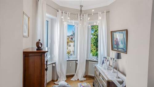 Erker - Stilvolle Altbauwohnung mit Südwestbalkon in Premiumlage am Annaberg