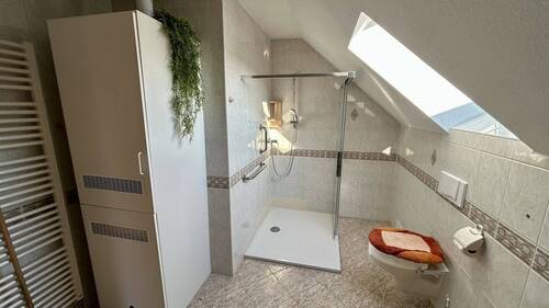 Badezimmer im Dachgeschoss - 