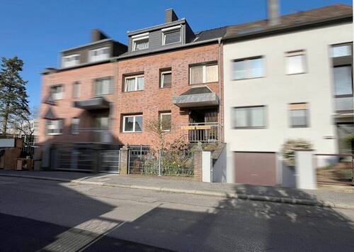Titelbild - Solides Dreifamilienhaus mit integrierter Garage im Ortszentrum